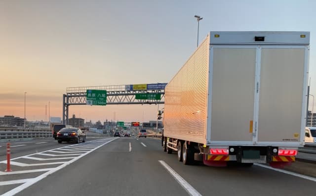 高速道路を走るトラックの画像